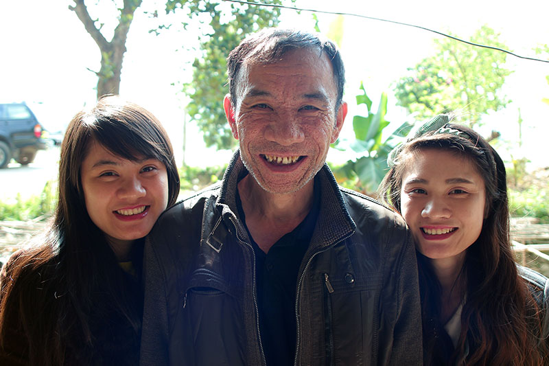 Ông Nông Thanh Tâm và 2 con gái Nông Hương Ly và Nông Ly Hương